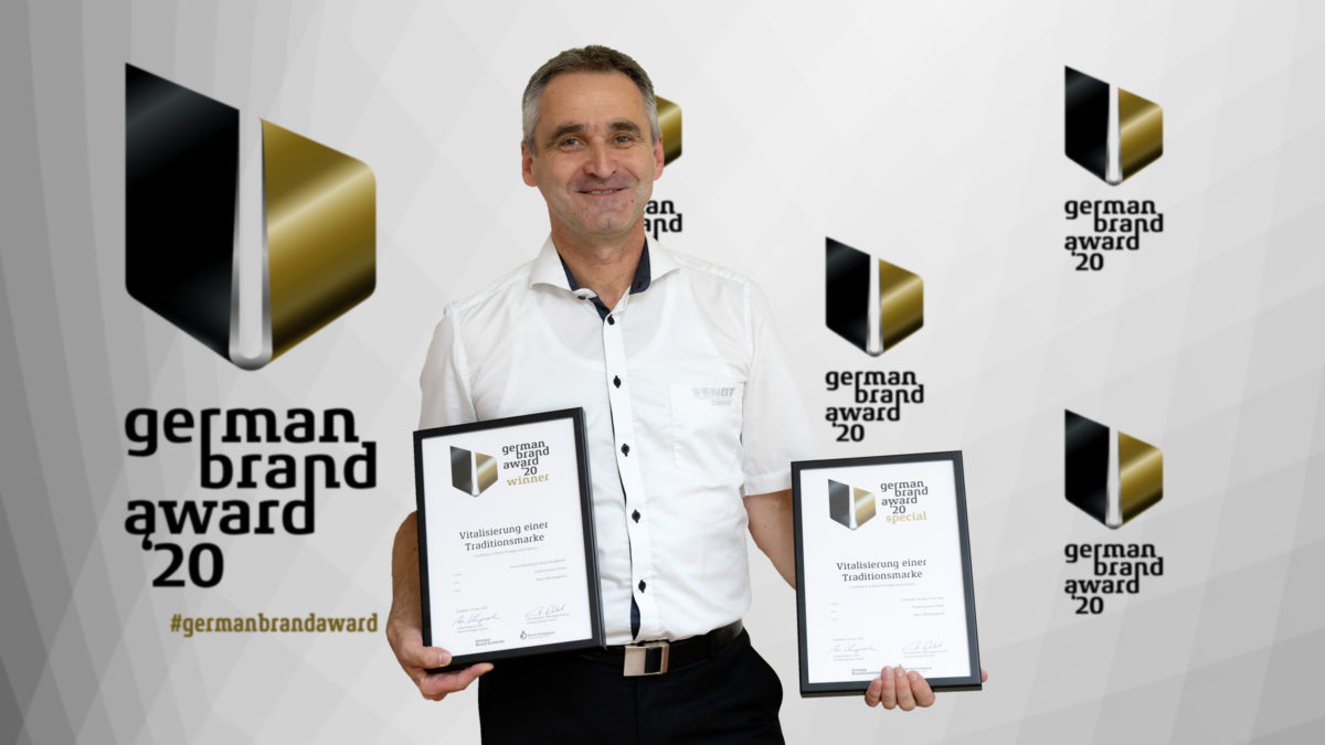 Thomas Kamm, Marketingleitung Fendt-Caravan präsentiert die Auszeichnungen