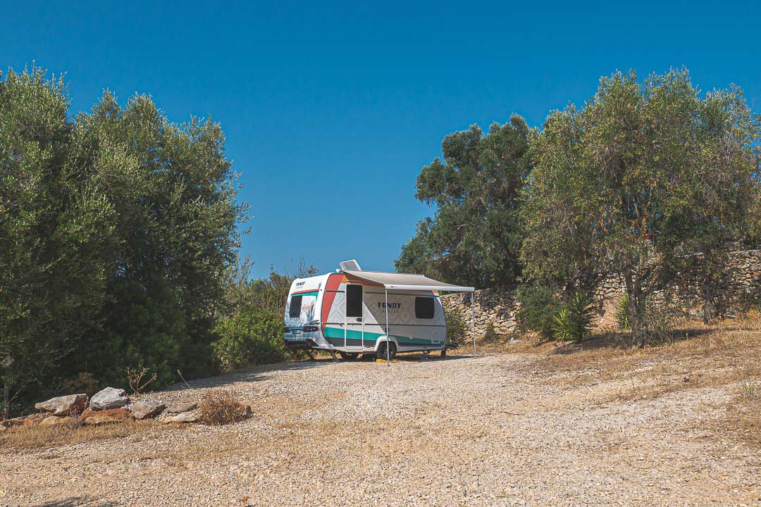 Wohnwagen auf naturnahem Campingplatz © CamperStyle